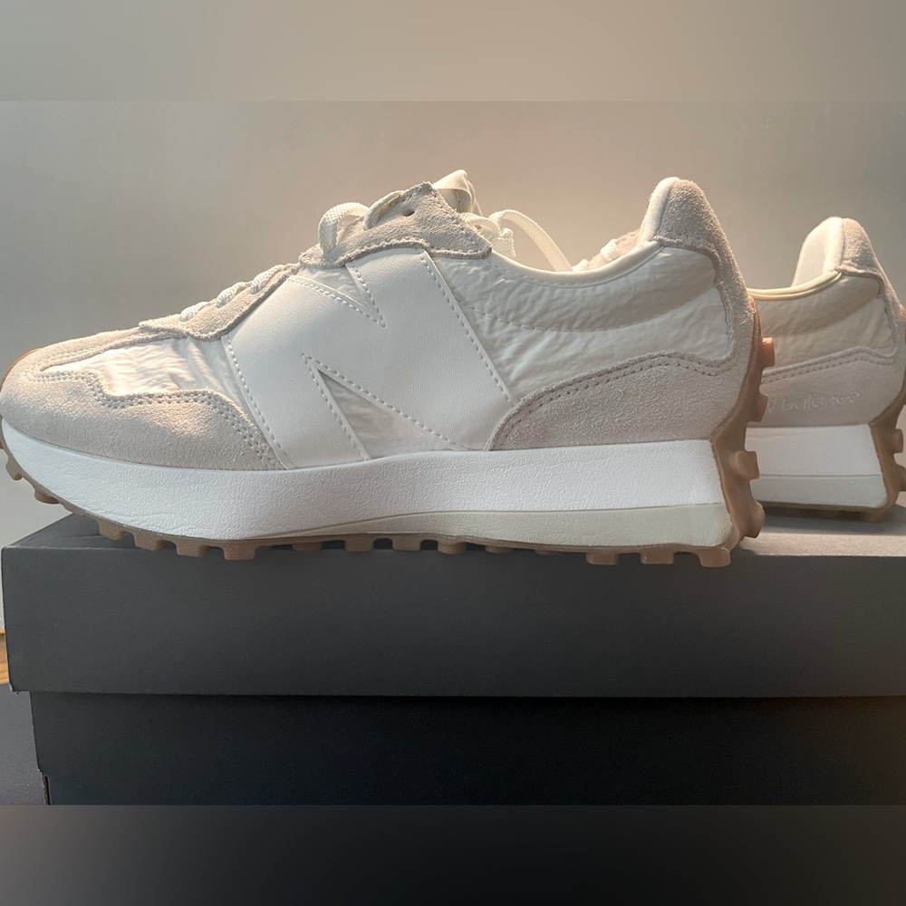 New Balance 327 Women’s Size 8